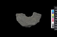 藏品(石環製作材料-中央帶啄孔打製圓板殘件)的圖片