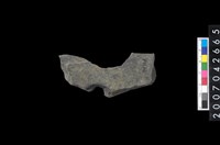 藏品(石環製作材料-中央帶啄孔打製圓板殘件)的圖片