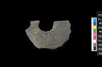 藏品(石環製作材料-中央帶啄孔打製圓板殘件)的圖片