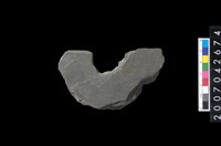 藏品(石環製作材料-中央帶啄孔打製圓板殘件)的圖片