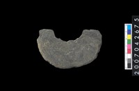 藏品(石環製作材料-中央帶啄孔打製圓板殘件)的圖片