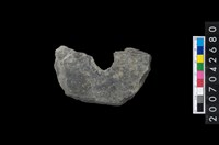 藏品(石環製作材料-中央帶啄孔打製圓板殘件)的圖片