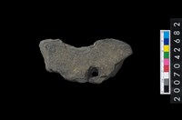 藏品(石環製作材料-中央帶啄孔打製圓板殘件)的圖片