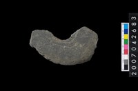 藏品(石環製作材料-中央帶啄孔打製圓板殘件)的圖片