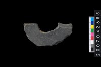 藏品(石環製作材料-中央帶啄孔打製圓板殘件)的圖片