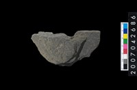 藏品(石環製作材料-中央帶啄孔打製圓板殘件)的圖片