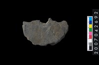 藏品(石環製作材料－中央帶小啄孔打製圓板殘件)的圖片