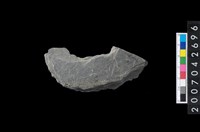 藏品(石環製作材料－中央帶啄孔打製圓板殘件)的圖片