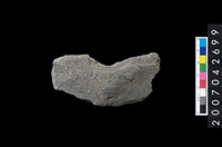 藏品(石環製作材料-中央帶啄孔打製圓板殘件)的圖片