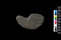 藏品(石環製作材料-中央帶小啄孔打製圓板殘件)的圖片