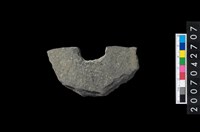 藏品(石環製作材料-中央帶小啄孔打製圓板殘件)的圖片