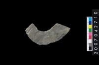 藏品(石環製作材料-中央帶啄孔打製圓板殘件)的圖片