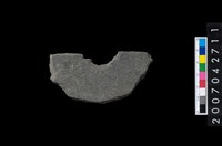 藏品(石環製作材料-中央帶小啄孔打製圓板殘件)的圖片