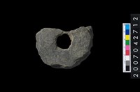 藏品(石環製作材料-中央帶小啄孔打製圓板殘件)的圖片