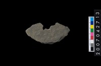 藏品(石環製作材料-中央帶啄孔打製圓板殘件)的圖片