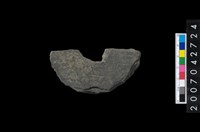 藏品(石環製作材料-中央帶啄孔打製圓板殘件)的圖片