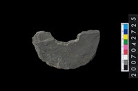 藏品(石環製作材料-中央帶啄孔打製圓板殘件)的圖片