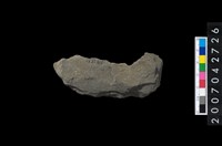 藏品(石環製作材料-中央帶啄孔打製圓板殘件)的圖片