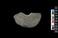 藏品(石環製作材料-中央帶小啄孔打製圓板殘件)的圖片