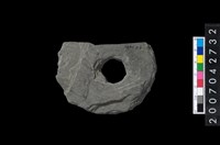 藏品(石環製作材料-中央帶小啄孔打製圓板殘件)的圖片