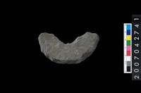 藏品(石環製作材料－中央帶啄孔打製圓板殘件)的圖片