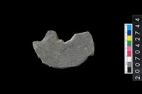 藏品(石環製作材料－中央帶小啄孔打製圓板殘件)的圖片