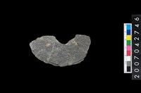 藏品(石環製作材料－中央帶啄孔打製圓板殘件)的圖片