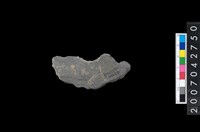 藏品(石環製作材料－中央帶啄孔打製圓板殘件)的圖片