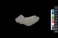 藏品(石環製作材料－中央帶啄孔打製圓板殘件)的圖片