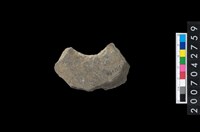 藏品(石環製作材料－中央帶小啄孔打製圓板殘件)的圖片