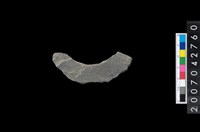 藏品(石環製作材料－中央帶啄孔打製圓板殘件)的圖片