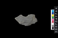 藏品(石環製作材料－中央帶小啄孔打製圓板殘件)的圖片