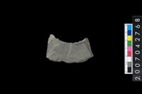 藏品(石環製作材料－中央帶啄孔打製圓板殘件)的圖片