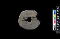 藏品(石環製作材料－中央帶啄孔打製圓板殘件)的圖片