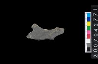 藏品(石環製作材料－中央帶啄孔打製圓板殘件)的圖片