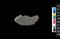 藏品(石環製作材料－中央帶啄孔與旋截痕打製圓板殘件)的圖片