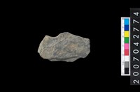 藏品(石環製作材料－中央帶啄孔打製圓板殘件)的圖片