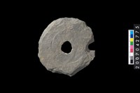 藏品(石環製作材料－中央帶啄孔與旋截痕打製圓板)的圖片