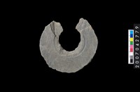 藏品(石環製作材料-中央帶啄孔與旋截痕打製圓板殘件)的圖片