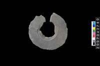 藏品(石環製作材料-中央帶啄孔與旋截痕打製圓板殘件)的圖片