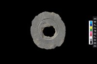 藏品(石環製作材料-中央帶啄孔與旋截痕打製圓板殘件)的圖片