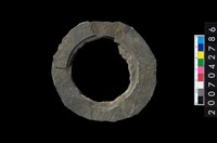 藏品(石環製作材料-中央帶啄孔與旋截痕打製圓板)的圖片