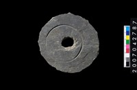 藏品(石環製作材料-中央帶啄孔與旋截痕打製圓板)的圖片