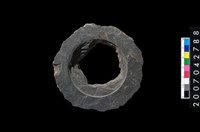 藏品(石環製作材料-中央帶啄孔與旋截痕打製圓板)的圖片