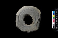 藏品(石環製作材料-中央帶啄孔與旋截痕打製圓板)的圖片