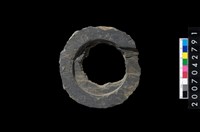 藏品(石環製作材料-中央帶啄孔與旋截痕打製圓板)的圖片