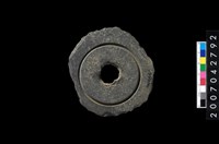 藏品(石環製作材料-中央帶啄孔與旋截痕打製圓板)的圖片