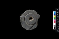 藏品(石環製作材料-中央帶啄孔與旋截痕打製圓板)的圖片