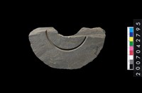 藏品(石環製作材料-中央帶啄孔與旋截痕打製圓板殘件)的圖片