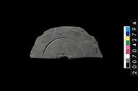 藏品(石環製作材料-中央帶啄孔與旋截痕打製圓板殘件)的圖片